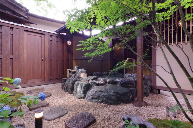 写真：明治から続く川越市老舗旅館の露天風呂増築工事です。廊下・待合も改装しました。