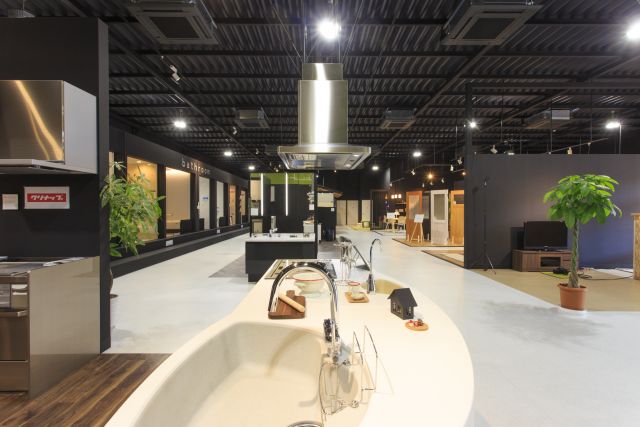 写真：ショールームには多数の最新の住宅機器を展示しております。お気軽にご来場ください。