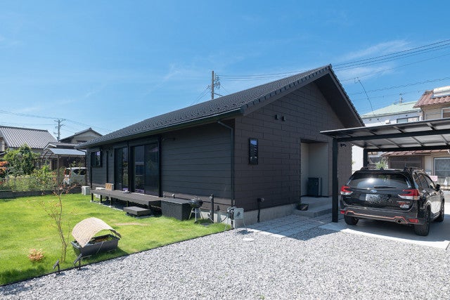 写真：35坪の平屋、大開口のサッシからはたっぷりの自然光と風が入ってきて心地良く過ごすことができます。