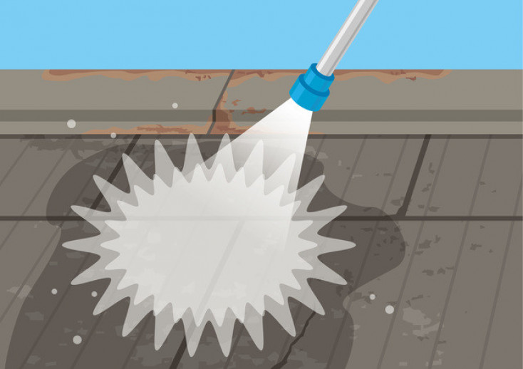 屋根掃除はdiyと業者依頼どちらがおすすめ 使う道具や手順を解説 外壁 屋根のおすすめ記事 リフォーム １ リフォーム評価ナビ
