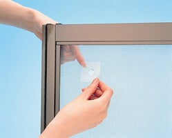 全面を張り直さなくても一部だけ補修できるキットもあります。「強力網戸補修シート」(ニトムズ)